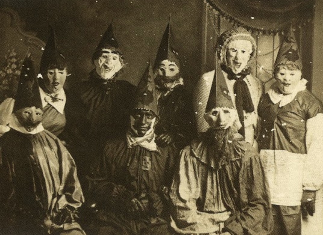 15 Vintage Kids' Halloween Costumes That Are Truly Terrifying